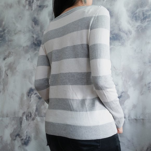 🌺FREE w/BUNDLES🌺 striped sweater - Picture 2 of 3